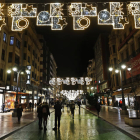 Iluminación en Navidad en el centro de León. RAMIRO