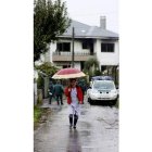 Una mujer, junto a la vivienda rural de Outeiro.