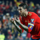 Sergio Ramos celebra el gol de la victoria ante la selección de Noruega en Mestalla. MIGUEL ÁNGEL POLO