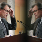 Artur Mas se refleja en un cristal ayer, en su comparecencia en la Generalitat.