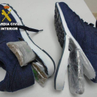 Zapatillas con droga en su interior requisadas a uno de los acusados. DL