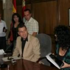 El concejal de Acción Social, Reiner Cortés, ayer con los representantes de Cruz Roja y Cáritas