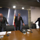 Los ministros Guindos, Méndezde Vigo y Montoro, momentos antes de iniciar la rueda de prensa posterior al Consejo de Ministros de ayer.