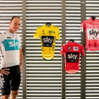 Chris Froome exhibe los maillots de líder del Tour, la Vuelta y el Giro.
