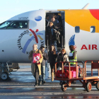 Pasajeros descienden de un avión de Air Nostrum en el aeropuerto de León.