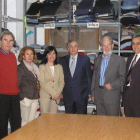 El alcalde junto a la concejala y los representantes de Cáritas.