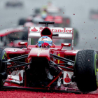 Alonso en el momento de abandonar con el alerón destrozado.