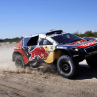 El español Carlos Sainz ya luce como líder del Dakar.
