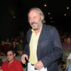 Julio Llamazares entra en la sala para presenciar el estreno leonés de «Elogio de la distancia
