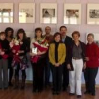 Las ganadoras de los premios de relatos de la mujer posan con los galardones