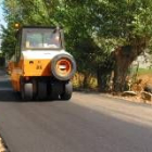 Una máquina ultima los trabajos de asfaltado en la prolongación de la calle de Arrote