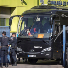 Varios inmigrantes llegados en patera a las costas de Cartagena son conducidos por la Policía Nacional al autobús que les lleva a la cárcel de Archidona, futuro CIE de Málaga.