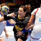 Macarena Aguilar juega entre dos rivales serbias.