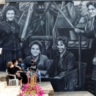 En el mural, Hortensia, Begoña, Libertad Aurora e Irene. Al lado, la foto de Pepe Gutiérrez. ANA F. BARREDO