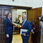 El ministro de Fomento, Íñigo de la Serna, y el secretario de Estado de Infraestructuras, Julio Gómez-Pomar, entran en la reunión celebrada este martes.
