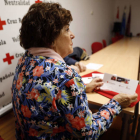 Teresa cuida de su padre y de su marido. Ayer en la sede de Cruz Roja en la entrevista. marciano pérez