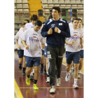 Los jugadores del Ademar, en un entrenamiento en el Palacio.