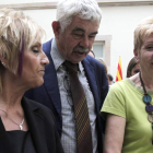 El ex presidente catalán Pasqual Maragall, acompañado de dos víctimas del terrorismo.