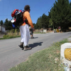 Peregrinos haciendo el Camino de Santiago, a su paso por León.