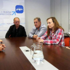 Los ediles del PP de Cuadros durante la reunión que mantuvieron en la sede del partido