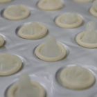 Fabricación de preservativos  en la fábrica de Natex, en la ciudad brasileña de Xapuri.