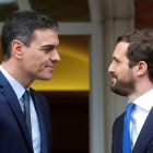 Pedro Sánchez y Pablo Casado, durante un encuentro en La Moncloa en 2020. JUAN CARLOS HIDALGO