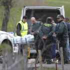 La Guardia Civil investiga en el lugar de los hechos poco después del crimen. BRUNO MORENO