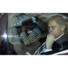 Marcos Martínez sale detenido en un coche camuflado y custodiado por agentes de la UCO de la Guardia Civil.