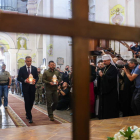 El presidente polaco Andrzej Duda y Zelenski ayer, en la Catedral de Lutsk, en Ucrania. JAKUB SZYMCZUK