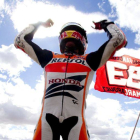 Márquez celebra la victoria lograda en el circuito de Motorland.