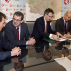 Los presidentes de la Diputación y del Itacyl, en el centro de la foto, firmaron ayer el acuerdo. MARCIANO