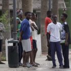 Inmigrantes junto a las instalaciones del Ceti de Melilla. G. GUERRERO