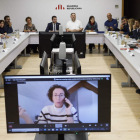 Aragonès, Junqueras y Marta Rovira (en la pantalla) ayer, en una reunión en la sede de ERC. QUIQUE GARCÍA