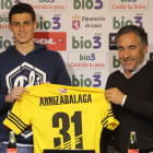 Kepa Arrizabalaga, izquierda, en la presentación como nuevo guardameta de la Ponferradina junto a José Fernández ‘Silvano’.