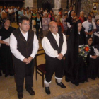 Los novios, los padrinos y algunos invitados, ataviados con los trajes tradicionales lacianiegos.