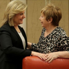 Fátima Báñez, ministra de Empleo (izquierda) conversa con la presidenta de la comisión del Pacto de Toledo, Celia Villalobos.