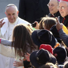 El papa Francisco saluda a una niña, este domingo en Roma.