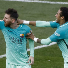 Messi y Neymar celebran el gol del argentino que supuso la victoria el pasado domingo frente al Atlético en el Calderón. EMILIO NARANJO