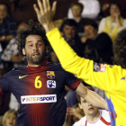 El extremo leonés del Barcelona, Juanín García, que, con la de ayer, suma cinco ligas, intenta superar con un lanzamiento al portero del Ademar Iñaki Malumbres.
