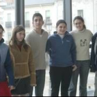 Los seis alumnos ganadores de los dos premios nacionales y uno autonómico en el hall del instituto