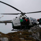 Uno de los rescates en el helicóptero de la Guardia Civil. DL