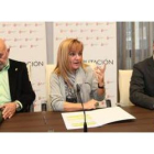 Isabel Carrasco, en el centro de la imagen, estuvo escoltada por el diputado de Turismo y el gerente