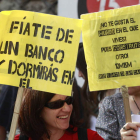 Manifestantes en el aniversario del 15-M en la plaza de Botines, en León.