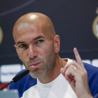 El entrenador del Real Madrid, Zinedine Zidane, durante la rueda de prensa que ha ofrecido tras el entrenamiento de hoy en Valdebebas.
