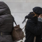 Unas mujeres se protegen del frío en València, el año pasado.