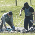 Agentes de la policía francesa inspeccionan uno de los zulos entregados por ETA, en la localidad de Saint-Pée-sur-Nivelle.
