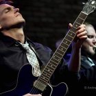 El guitarrista de jazz-rock Todd Clouser.