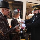 Este año, los pasajeros vestidos de época que se suban al tren en la estación de Toral de los Vados tendrán la localidad gallega de La Rúa como destino. El viaje es uno de los actos más destacados de ‘Toral en Tren’ y este año ha habido que am