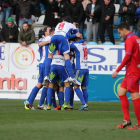 Los jugadores de la Deportiva celebran el gol de Basha.