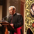 Monseñor Lucio Ángel Vallejo Balda, durante la lectura del pregón en el Teatro Bergidum.